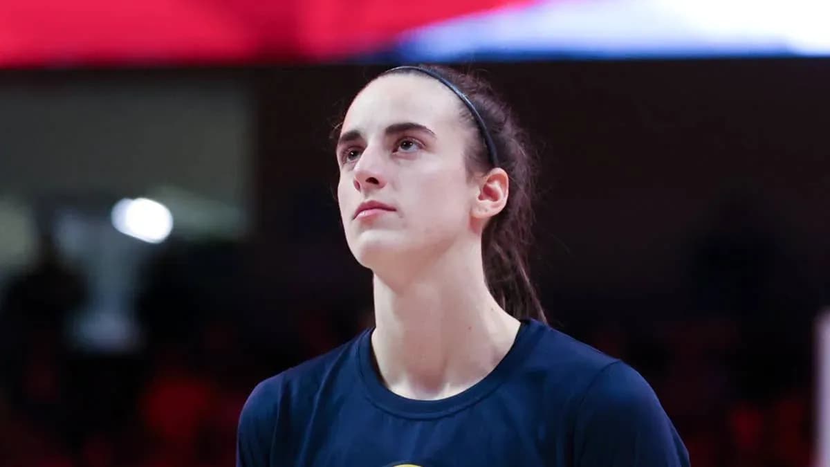 Joueuse de basketball regardant vers le haut