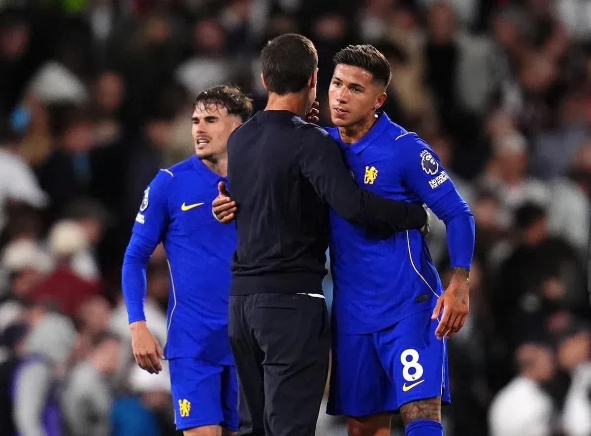 Joueurs de Chelsea discutant avec l'entraîneur après le match