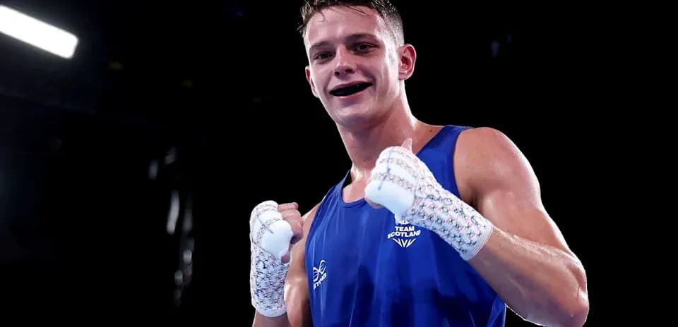 Boxeur en bleu célébrant après un combat