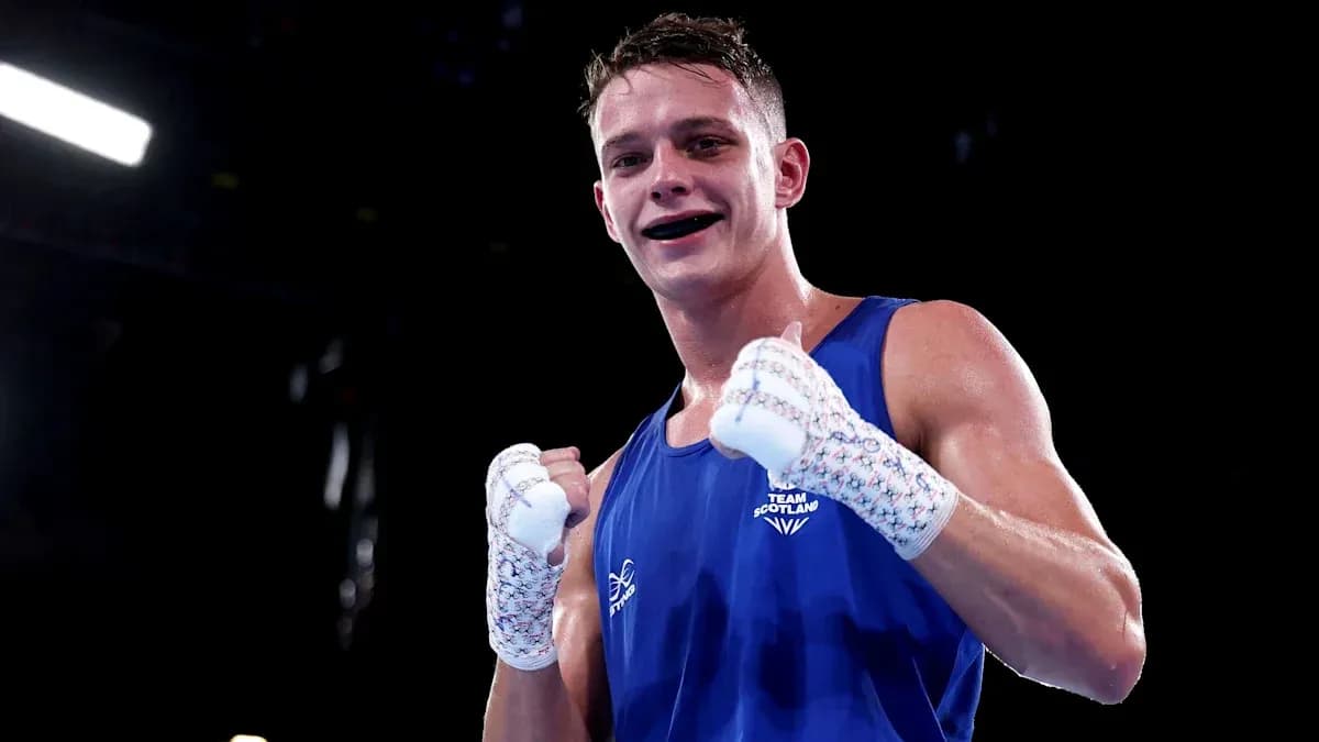 Boxeur en bleu célébrant après un combat