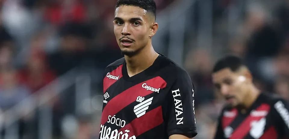 Joueur de football avec maillot rouge et noir