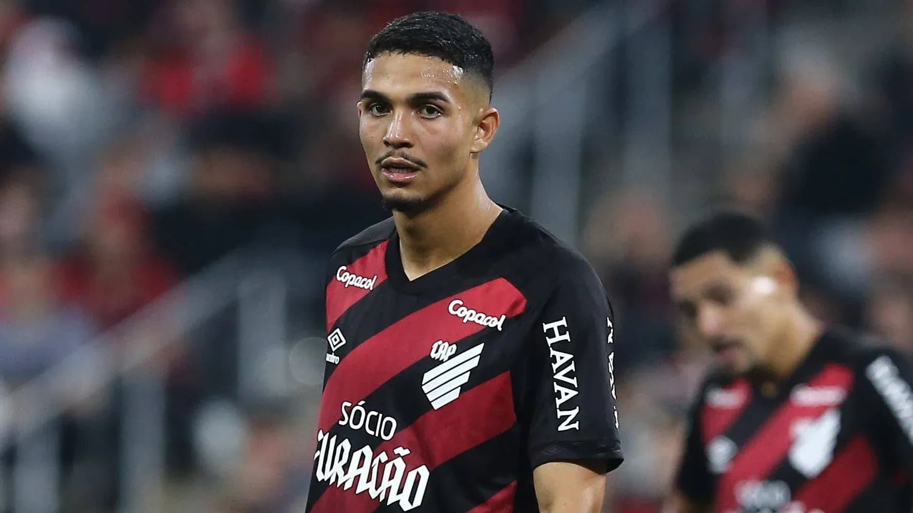 Joueur de football avec maillot rouge et noir