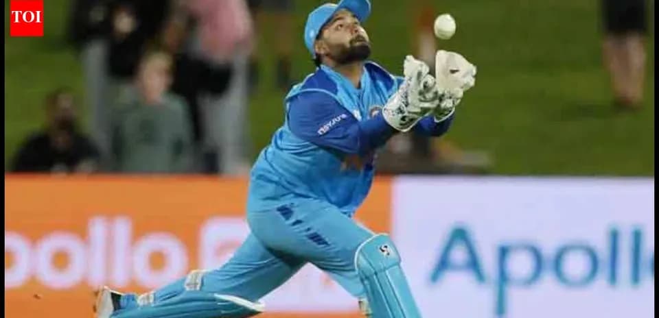 Joueur attrapant la balle lors d'un match de cricket