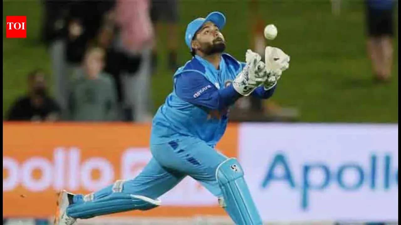 Joueur attrapant la balle lors d'un match de cricket