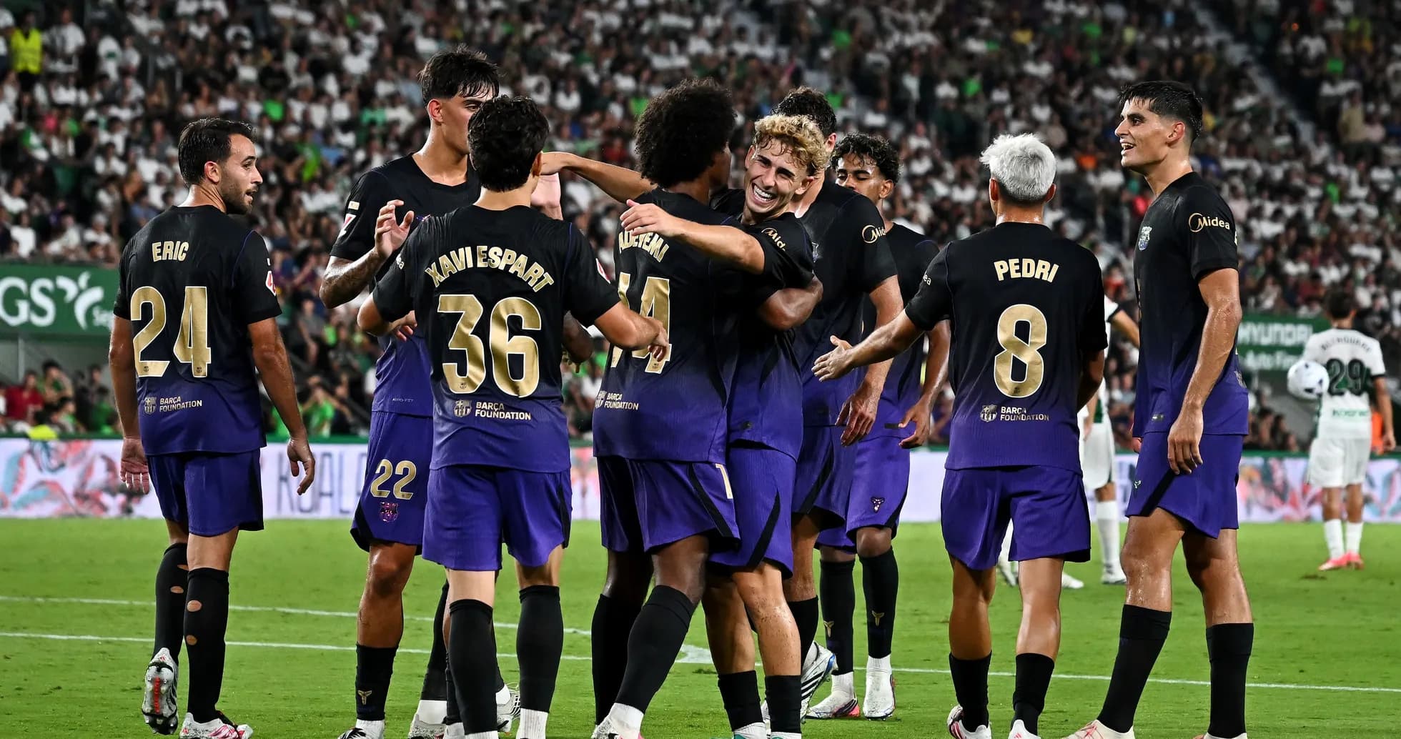 Joueurs du FC Barcelone célébrant un but ensemble