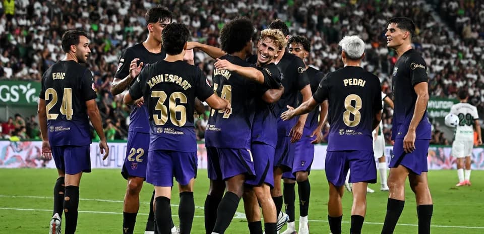 Joueurs du FC Barcelone célébrant un but ensemble