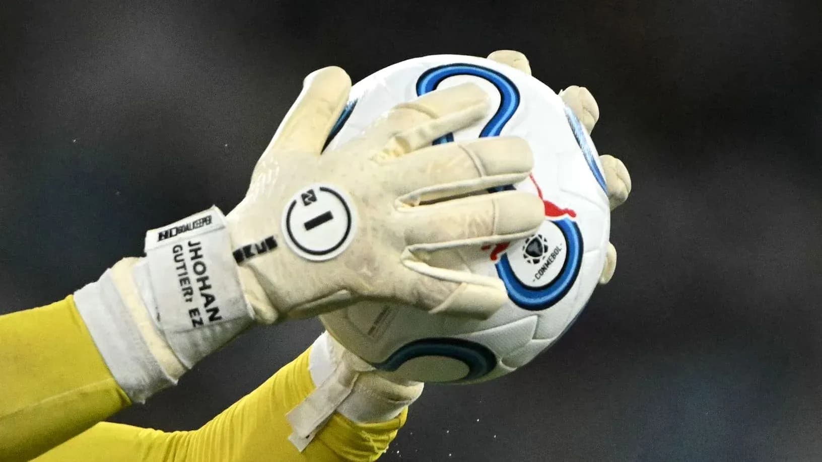 Gardien de but attrapant un ballon de football