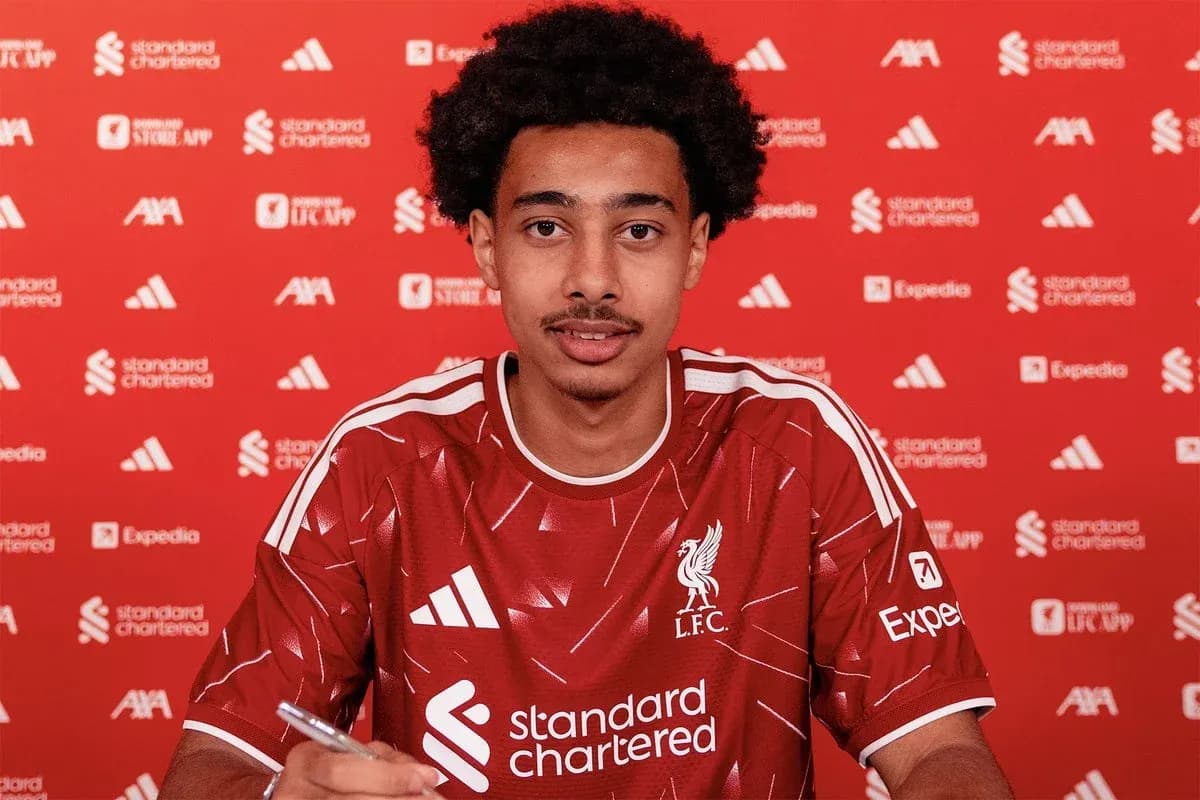 Joueur signant un contrat avec Liverpool FC