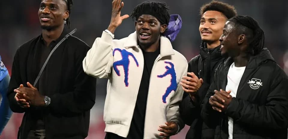 Quatre joueurs applaudissant sur le terrain