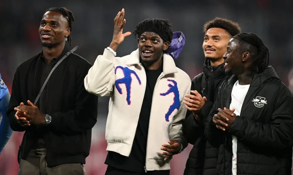 Quatre joueurs applaudissant sur le terrain