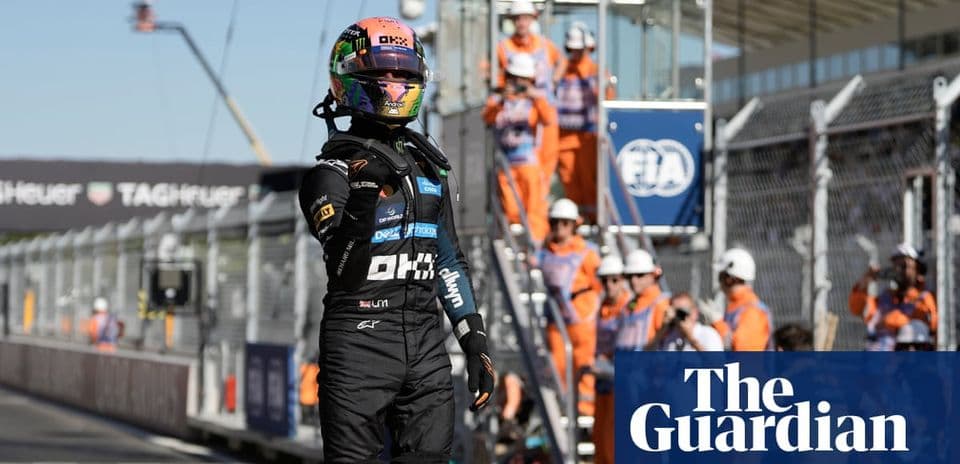Pilote en combinaison sur la piste après la course