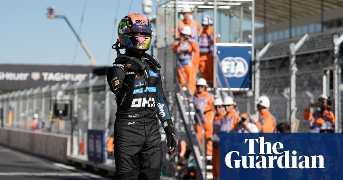 Pilote en combinaison sur la piste après la course