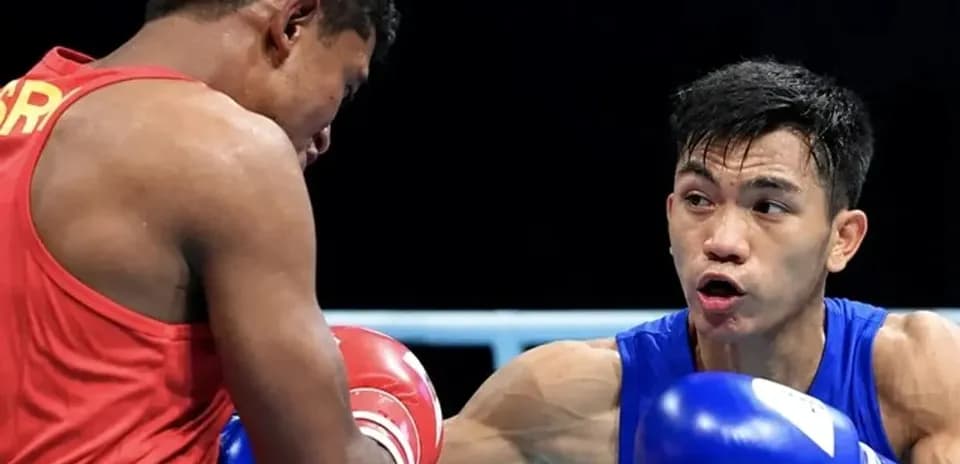 Boxeurs en action pendant un match de boxe