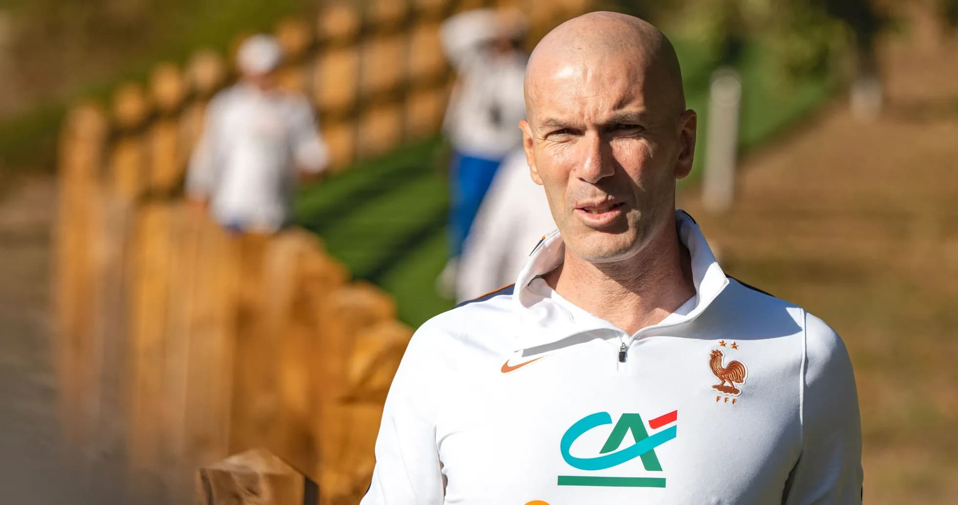 Zinédine Zidane en tenue d'entraînement sur le terrain