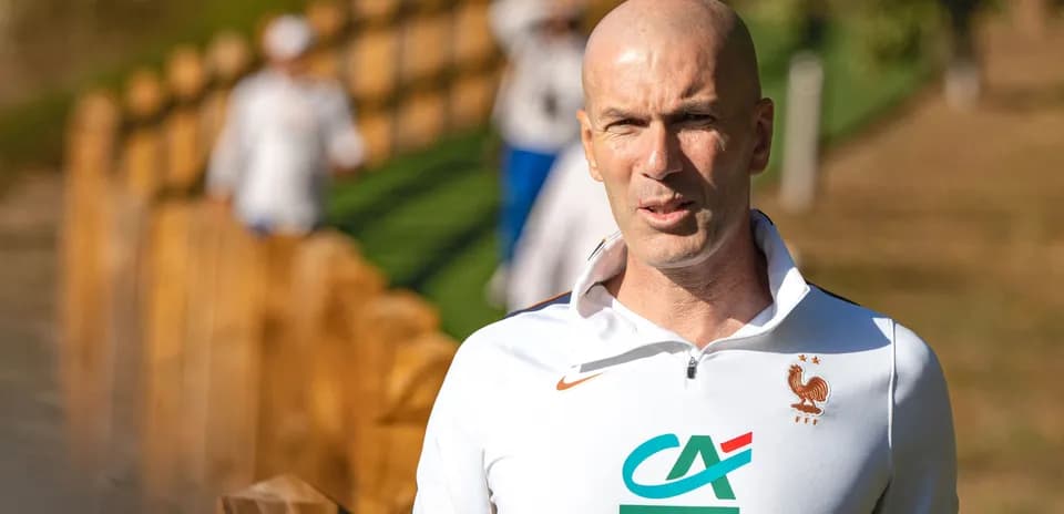 Zinédine Zidane en tenue d'entraînement sur le terrain