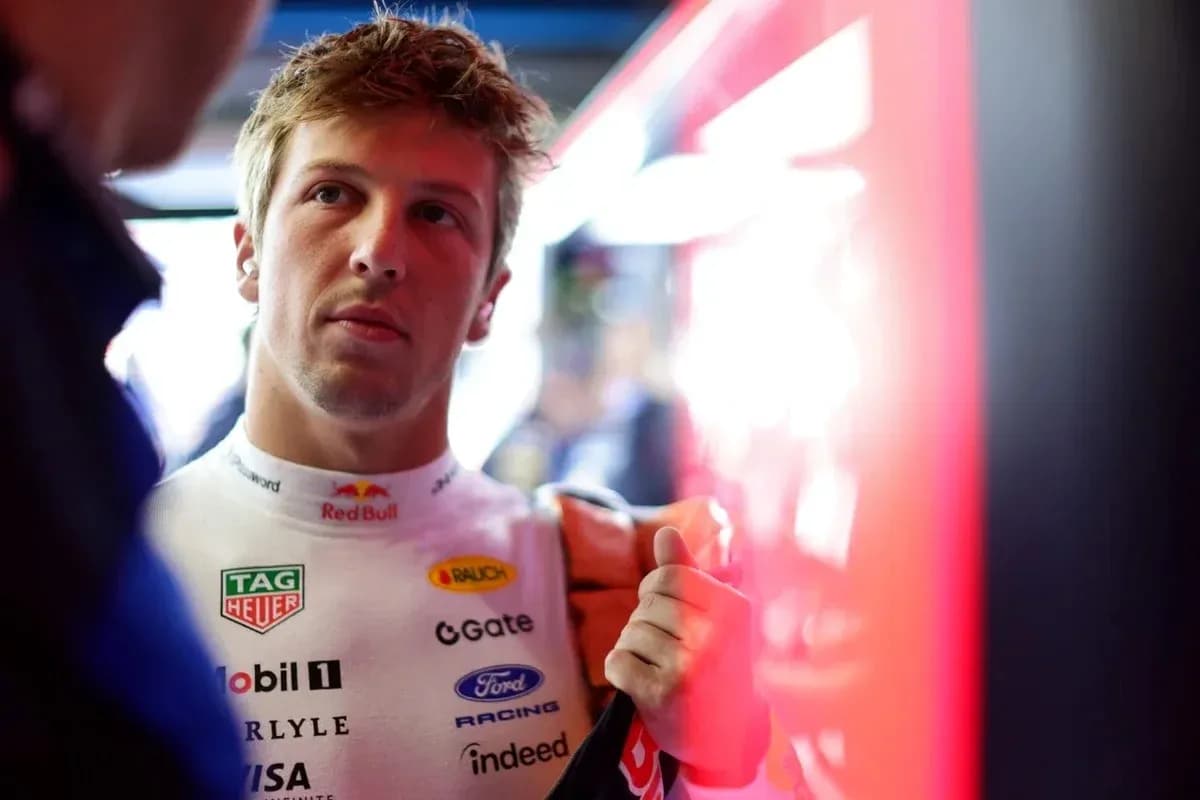 Pilote en combinaison discutant dans le garage