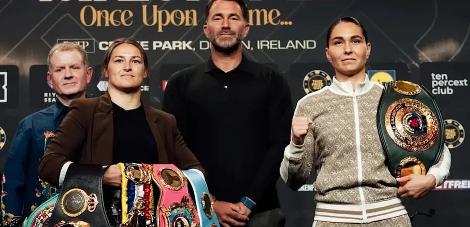 Boxeuses posant avec leurs ceintures lors de conférence