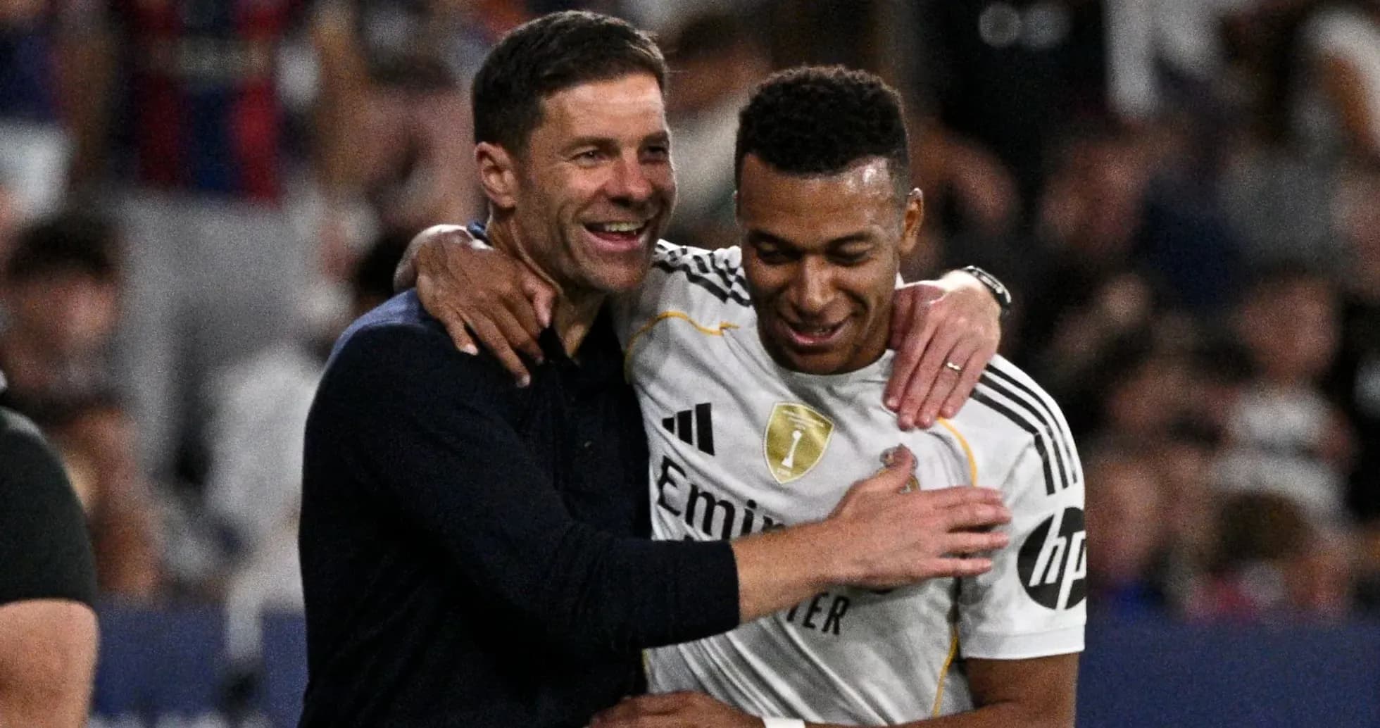 Entraîneur et joueur célébrant ensemble après un match