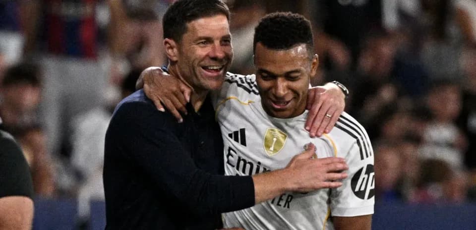 Entraîneur et joueur célébrant ensemble après un match