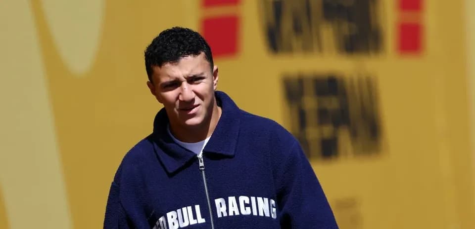 Jeune homme en sweat Red Bull Racing en extérieur