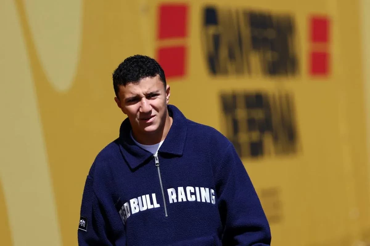 Jeune homme en sweat Red Bull Racing en extérieur
