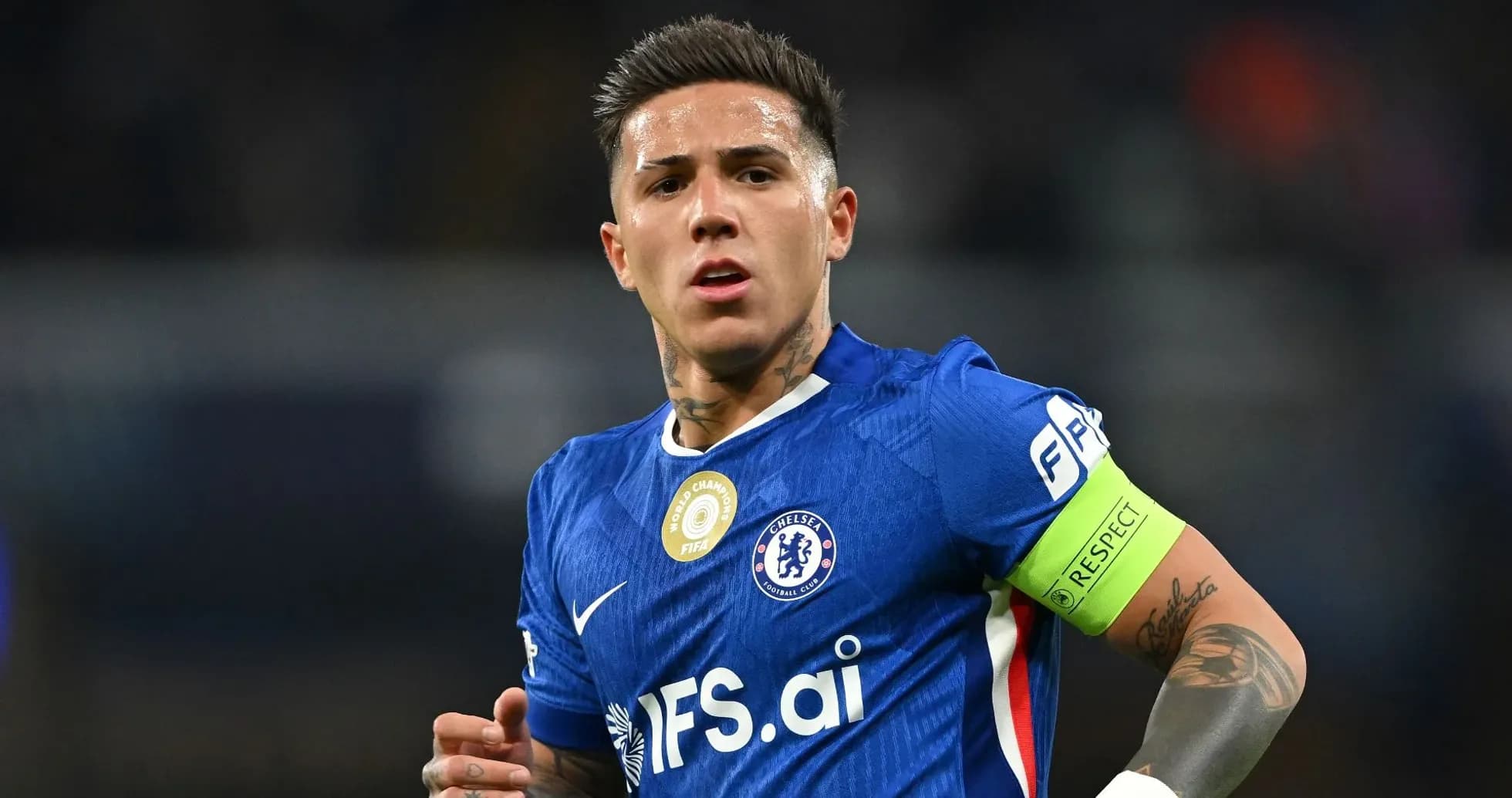 Joueur de Chelsea portant le brassard de capitaine