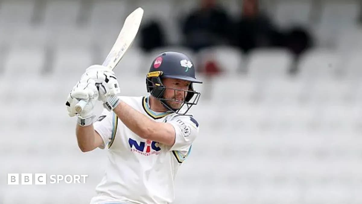 Joueur de cricket frappant la balle au stade