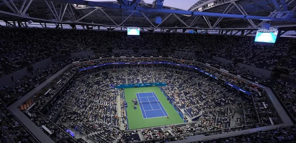 Stade rempli de spectateurs pendant un match de tennis
