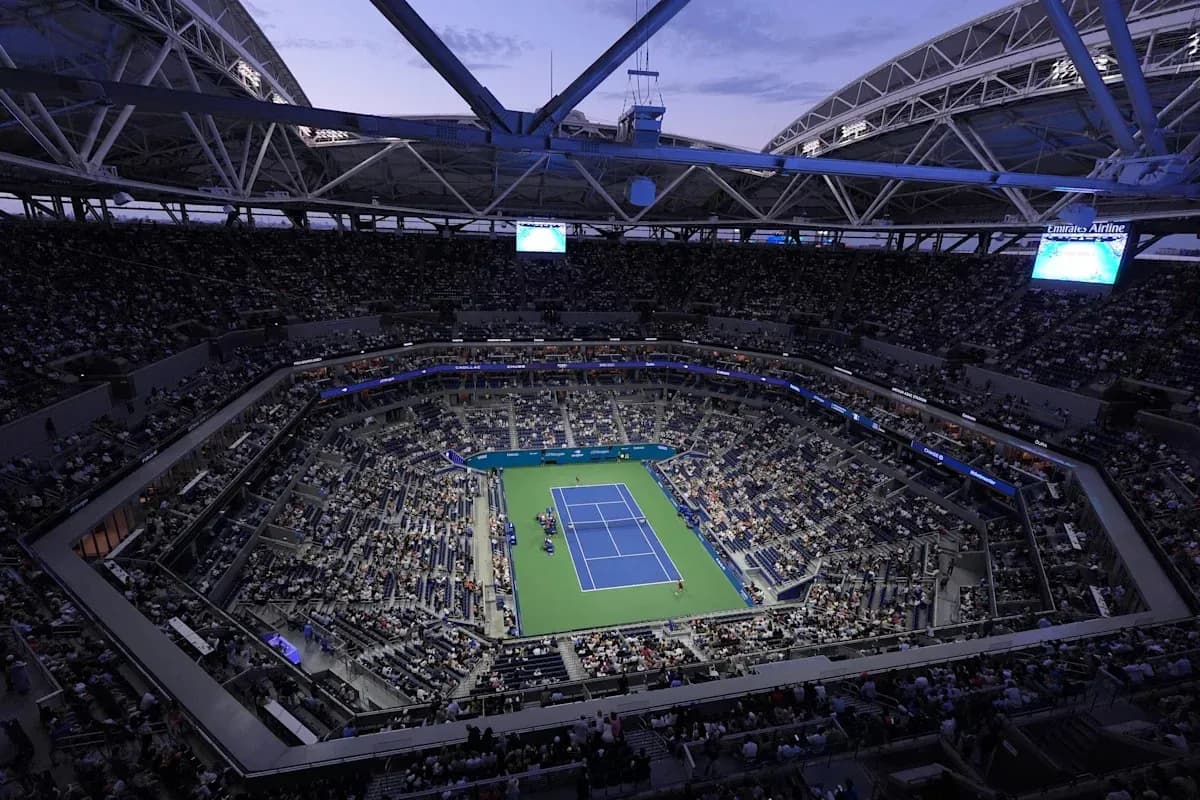 Stade rempli de spectateurs pendant un match de tennis