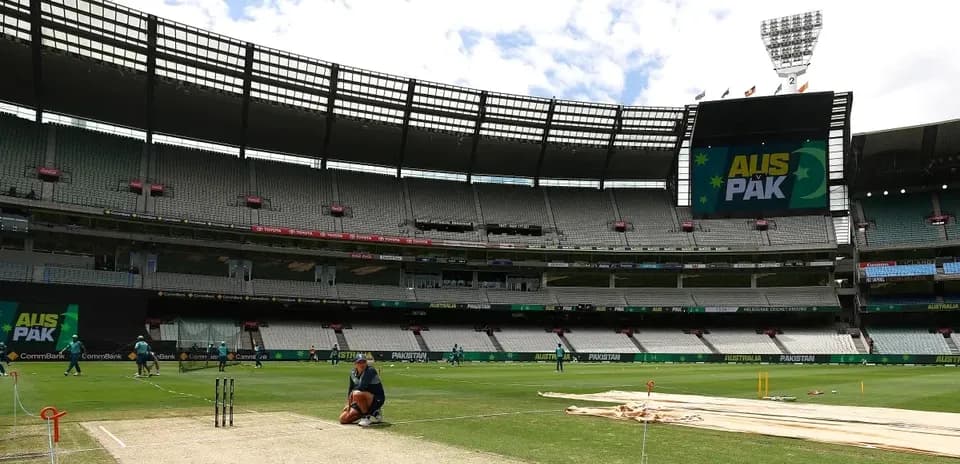 Terrain de cricket préparé pour le match Australie-Pakistan