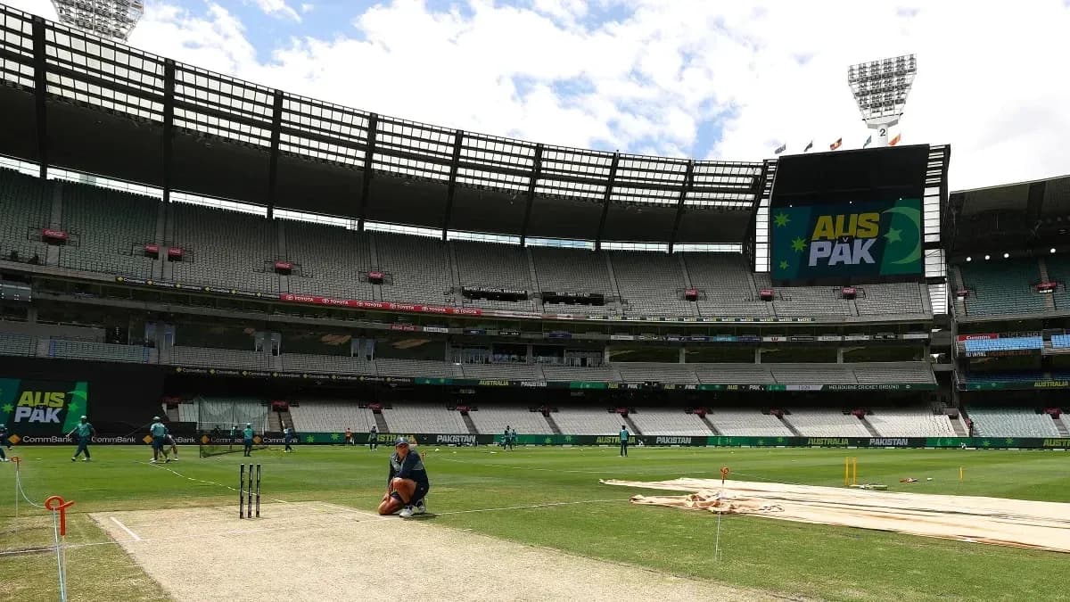 Terrain de cricket préparé pour le match Australie-Pakistan