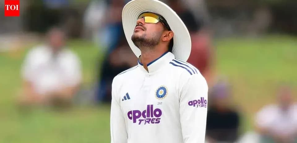 Joueur de cricket en uniforme regardant vers le ciel