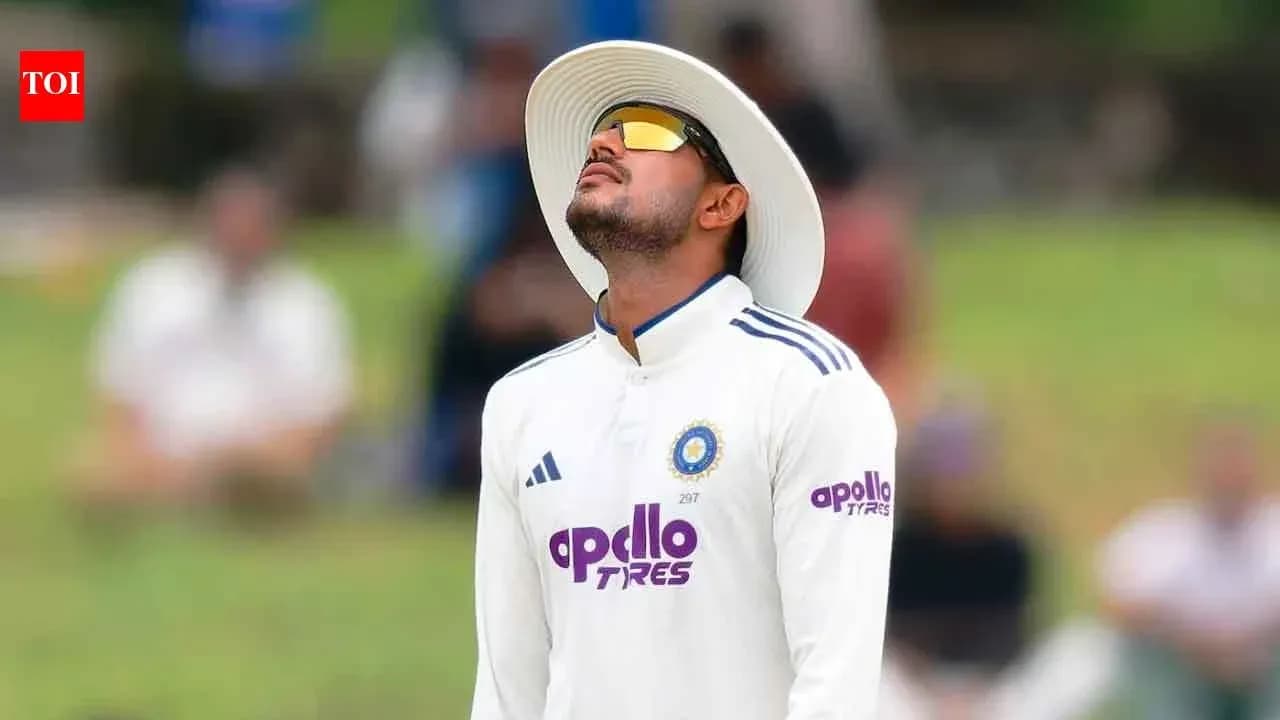 Joueur de cricket en uniforme regardant vers le ciel