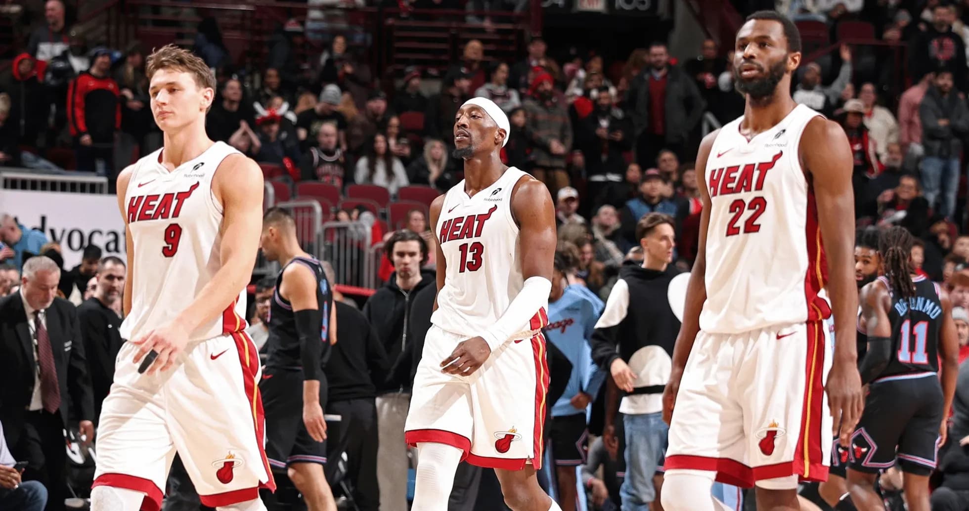 Trois joueurs de Miami Heat quittant le terrain