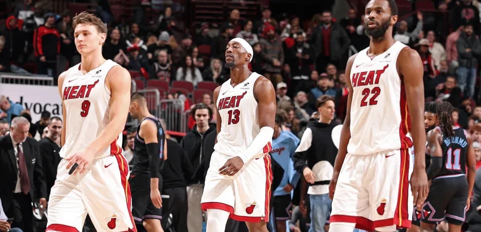 Trois joueurs de Miami Heat quittant le terrain