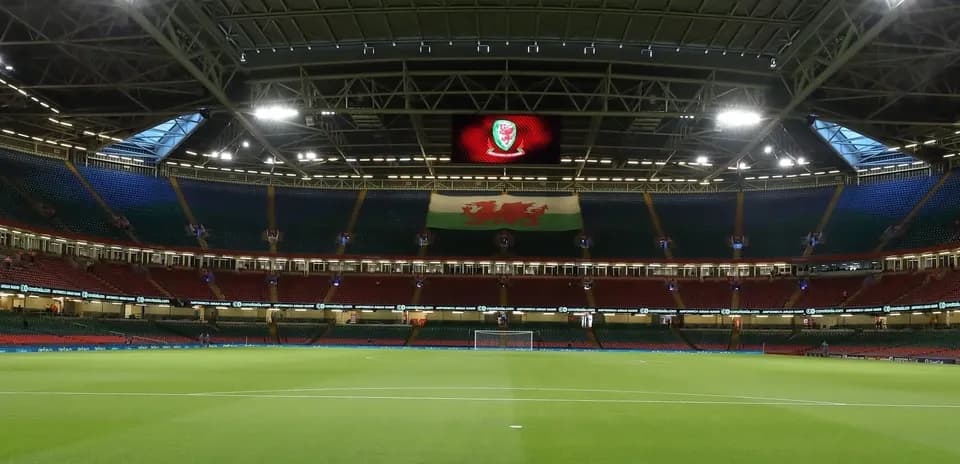 Intérieur du stade avec drapeau du pays affiché