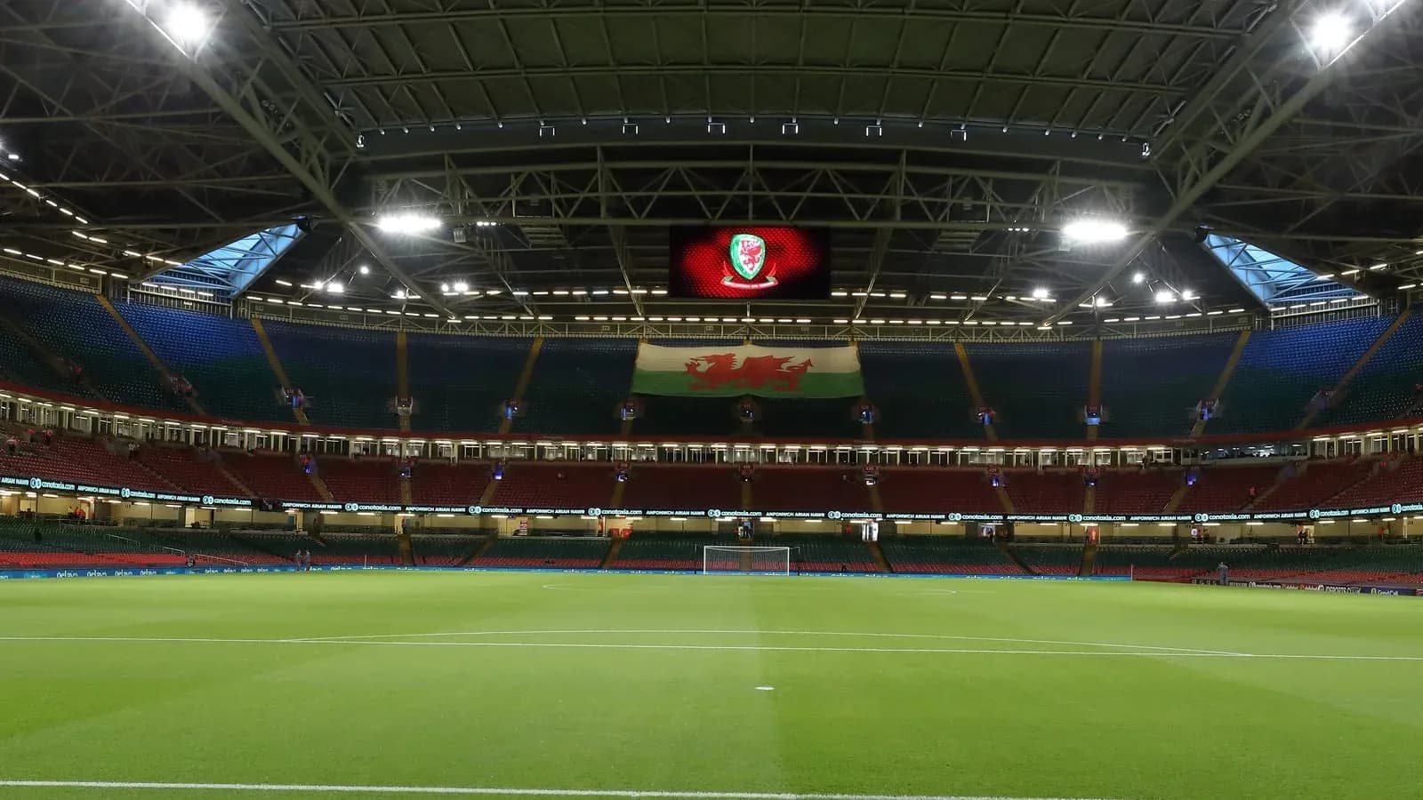 Intérieur du stade avec drapeau du pays affiché
