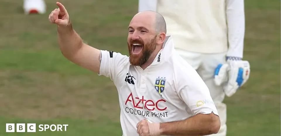 Joueur célébrant un wicket lors d'un match de cricket