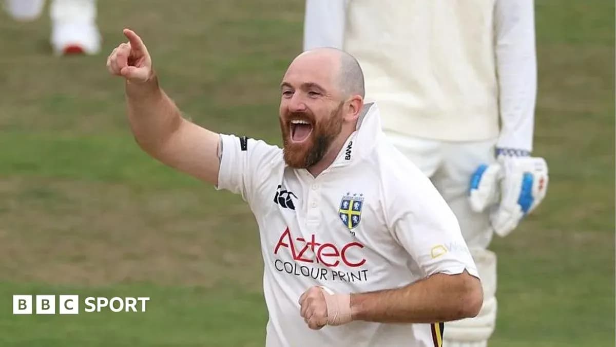 Joueur célébrant un wicket lors d'un match de cricket