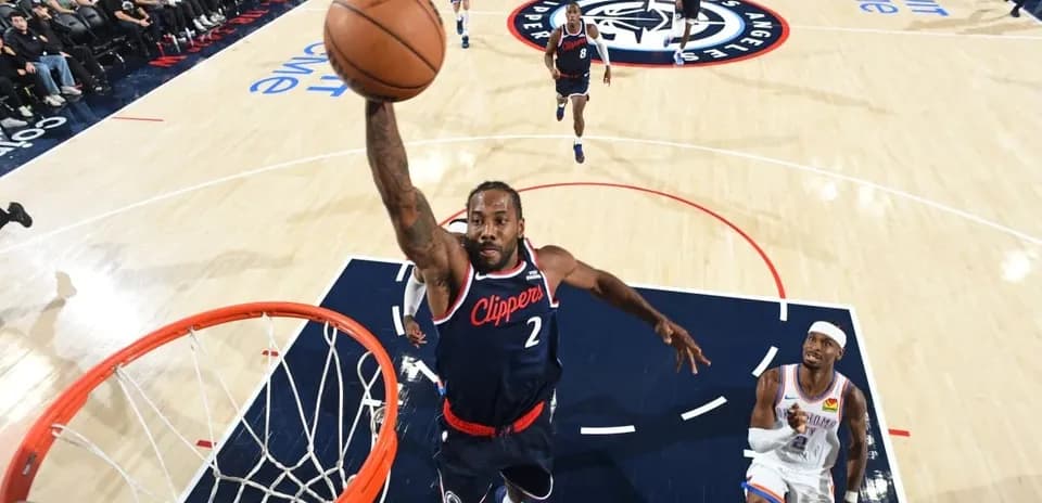 Joueur des Clippers dunkant pendant un match
