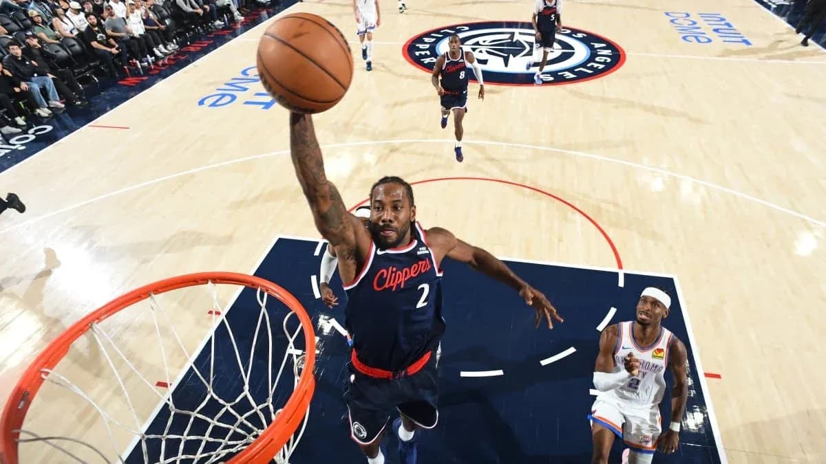 Joueur des Clippers dunkant pendant un match