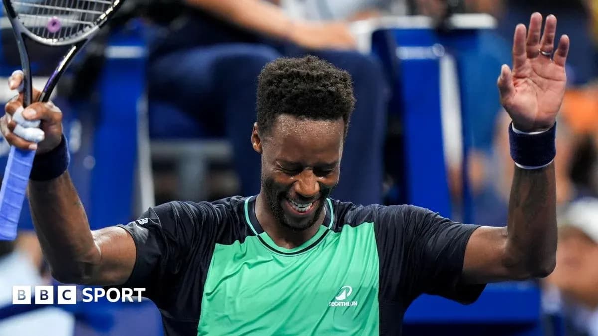 Joueur de tennis levant les bras après une victoire