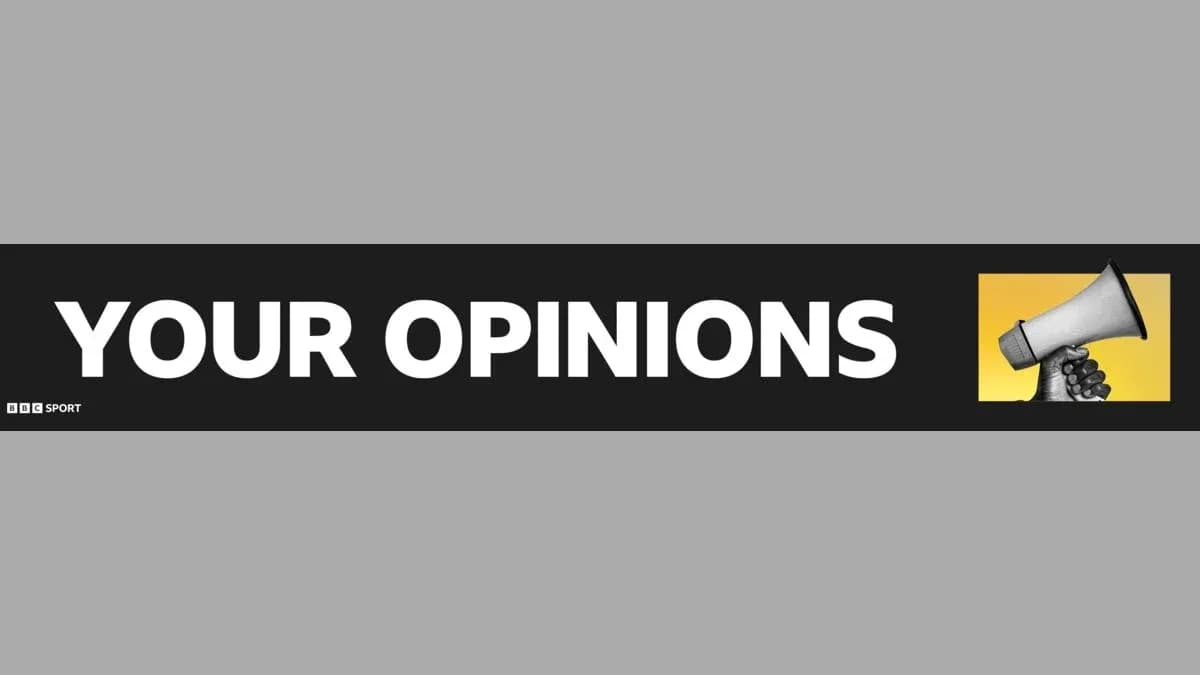 Texte sur fond noir : VOS OPINIONS avec un mégaphone