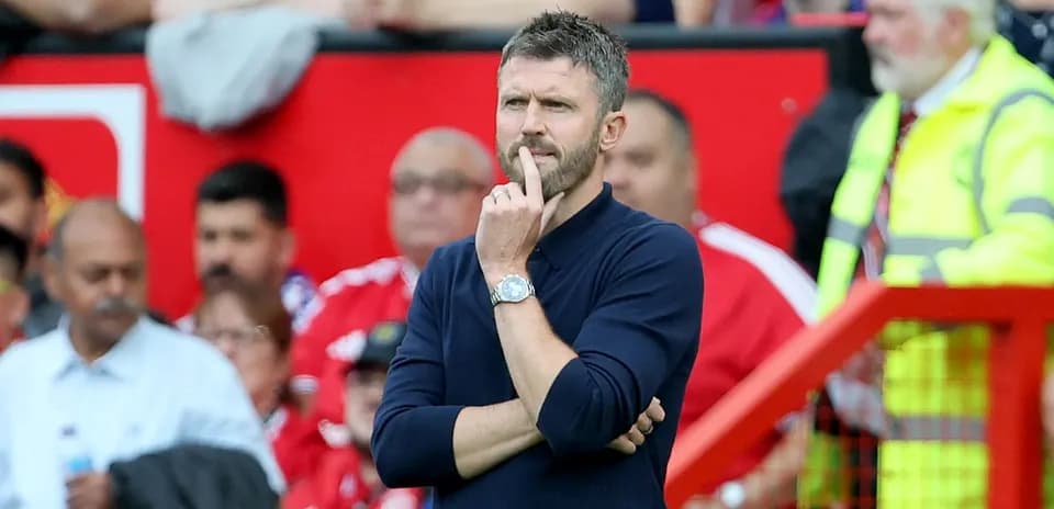 Entraîneur pensant pendant un match, foule en arrière-plan