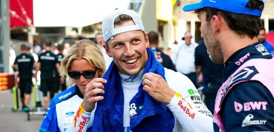 Pilotes discutant dans le paddock de la course