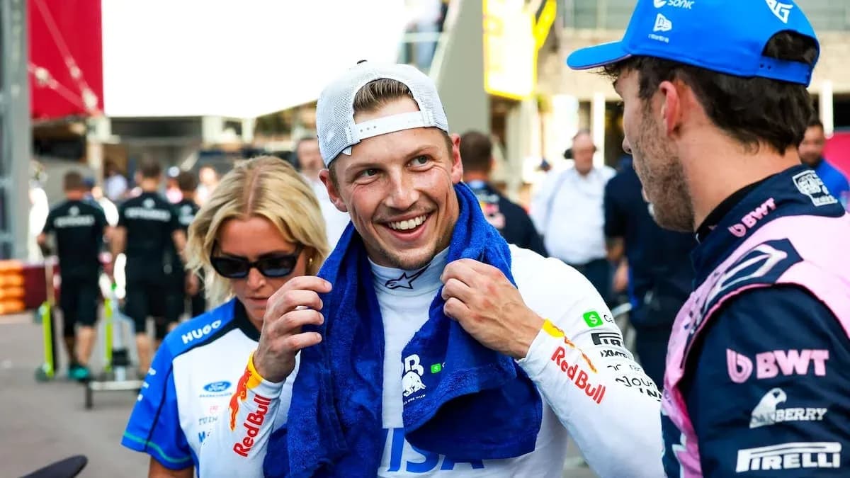 Pilotes discutant dans le paddock de la course
