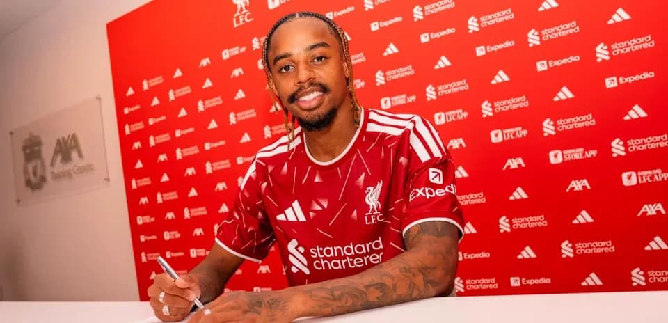 Joueur signant un contrat à Liverpool FC