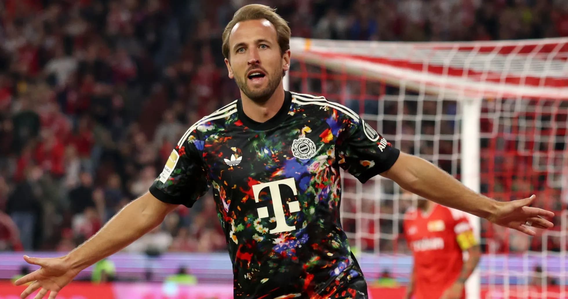 Joueur célébrant un but avec un maillot coloré