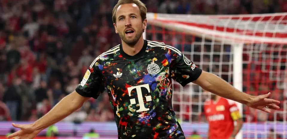 Joueur célébrant un but avec un maillot coloré