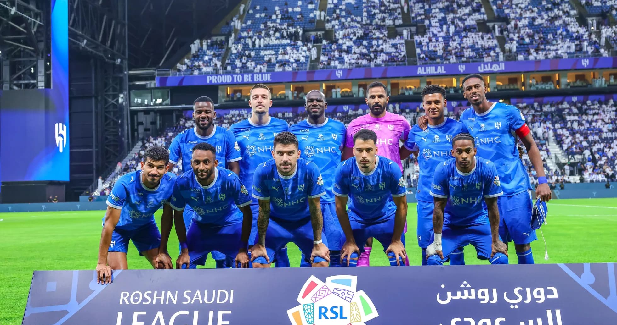 Équipe d'Al-Hilal posant devant le panneau de la ligue